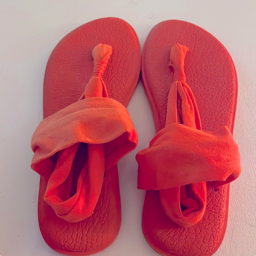 Women’s size 9 Sanuk yoga mat sandals.